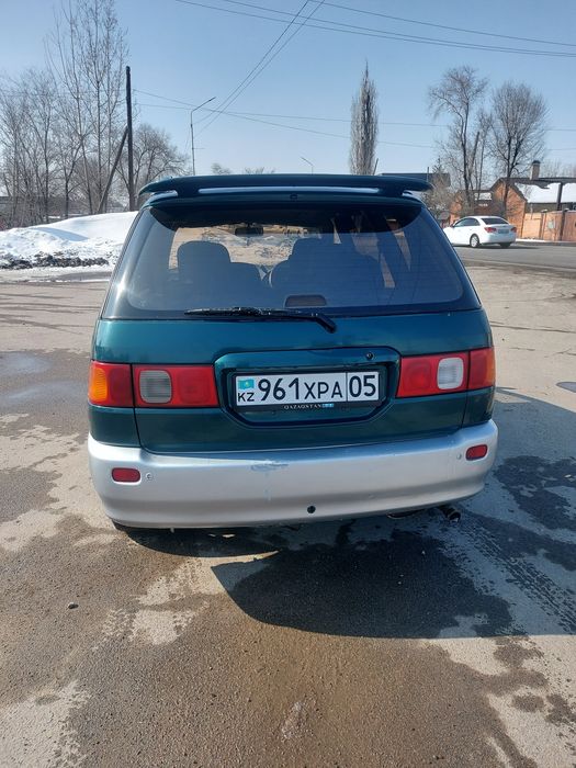 Продам автомобиль тоиота ипсум 1997 года.