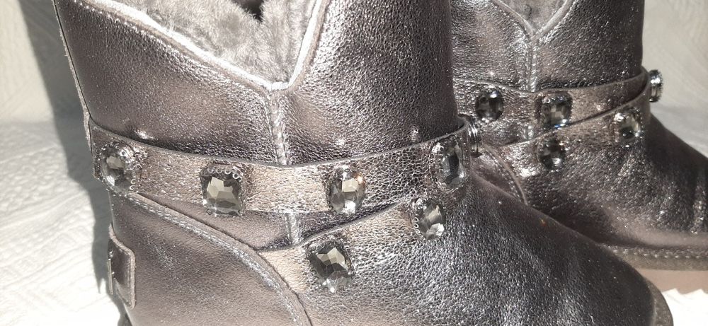 Cizme noi model UGG  marimea 36 int 22 cm