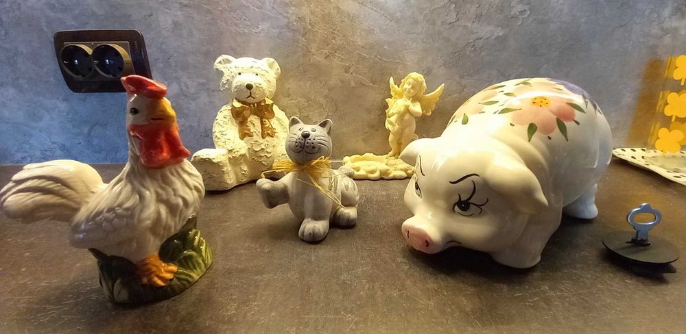 Статуетка ваза свещник плетени цветя бутилка и чаши кутии за подправки