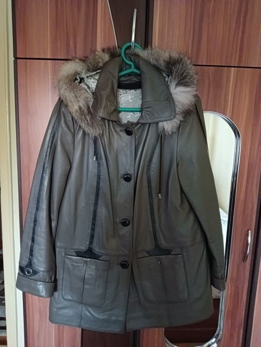 Scurta piele cu gluga impecabila,
