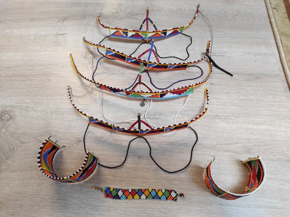 Bijuterii si palarie din pene pt. indian