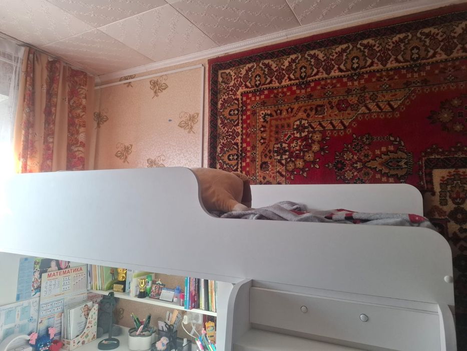 Продаю письменный стол с кроватью
