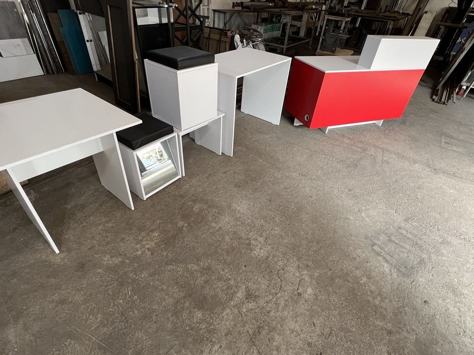 Ресепшен, пуфики и столы