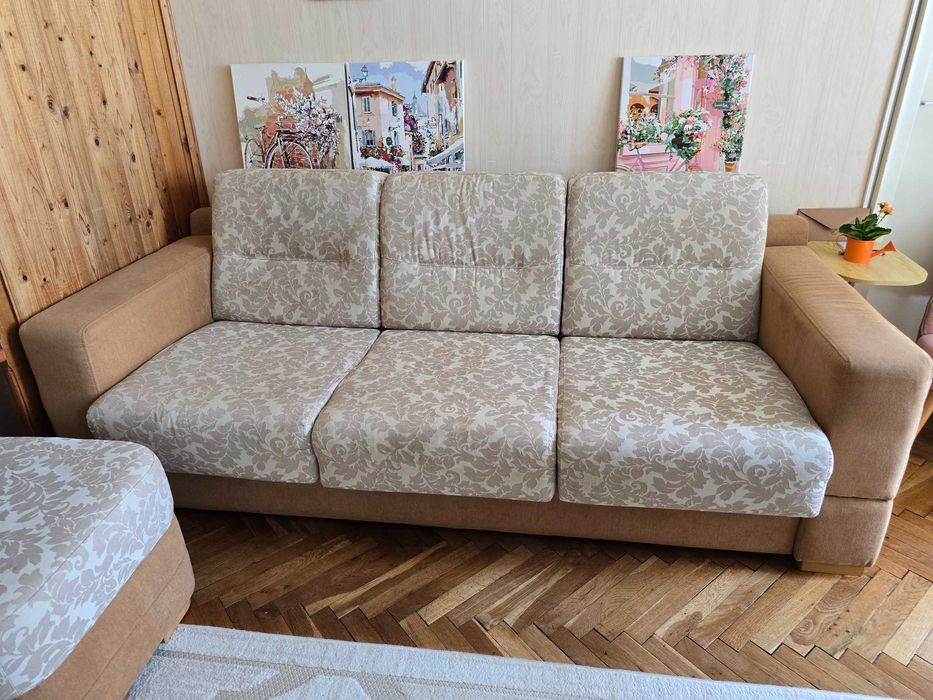 Диван с механизъм Удобен за ползване ежедневно и допълнително легло.