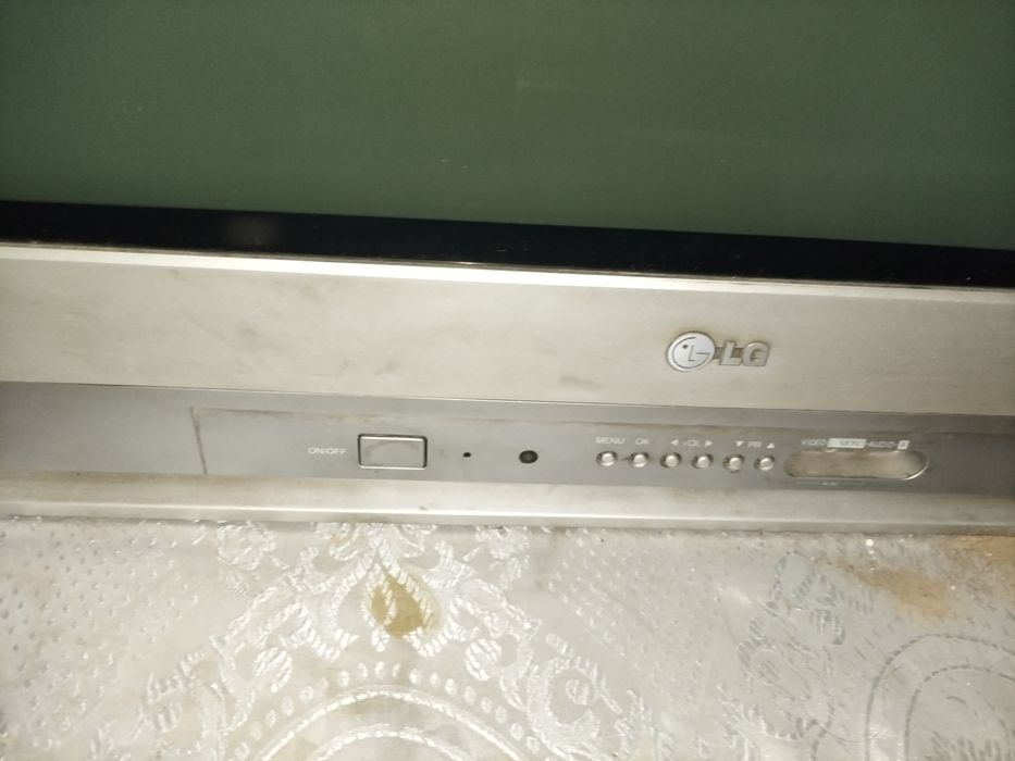 Телевизор и полка.