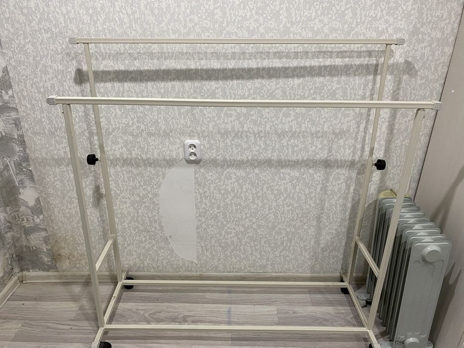 Металическая вешалка напольная