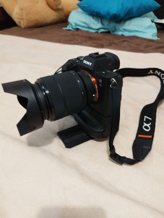 Sony  A7 iii cu obiectiv 28-70 , f3.5-5.6 și grip sony