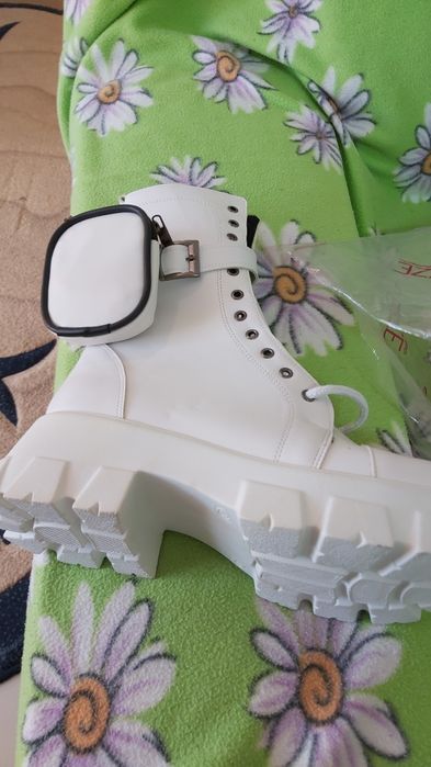 Ghete albe cu talpa inalta