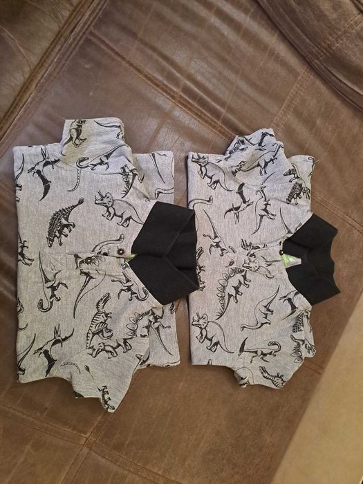 Тънки якенца, дънки и блузи с къс ръкав