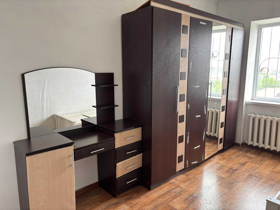 Шкаф и туалетный столик