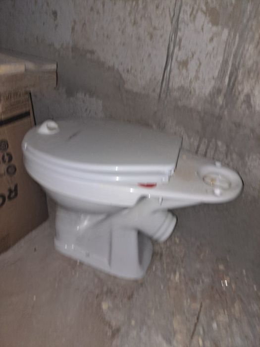 Унитаз с бочком в хорошем состоянии