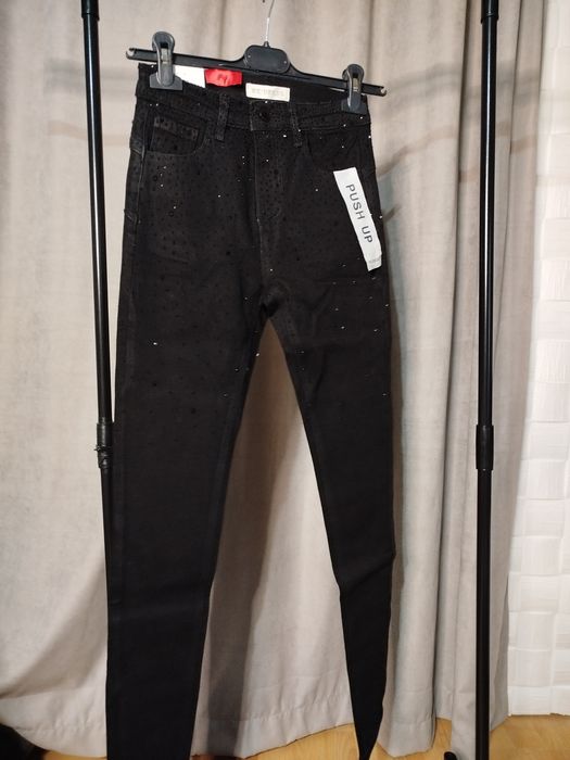 Дънки с камъни, балон и mom fit