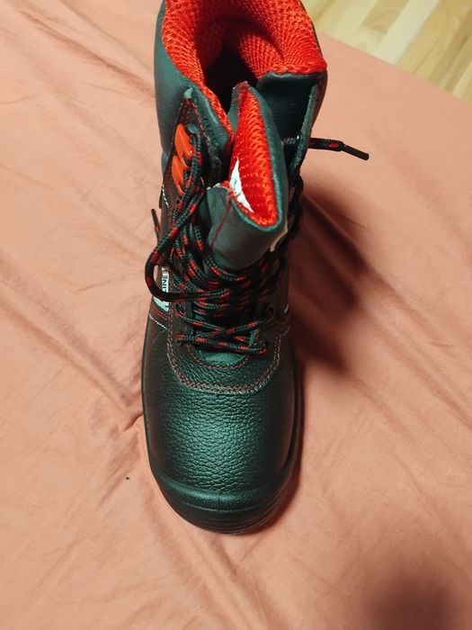 Работни обувки нови.