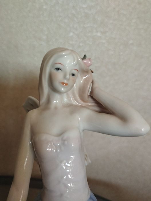 Продам фарфоровую статуэтку