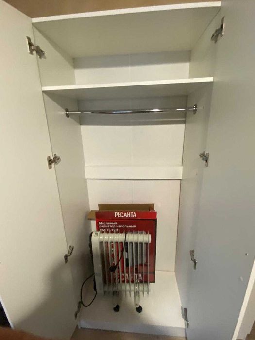 Шкаф белого цвета с зеркалом