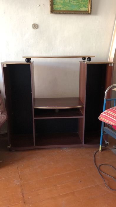 Мебель , даром. самовывоз. Тумба со стеклянными дверцами и зеркалом