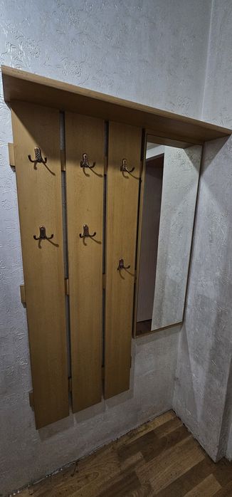 Вешалка с зеркалой