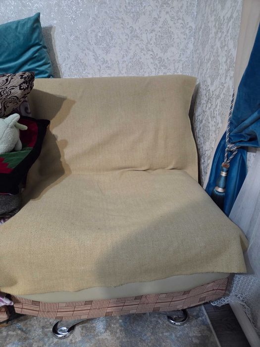 Диван б/у с двумя креслами.