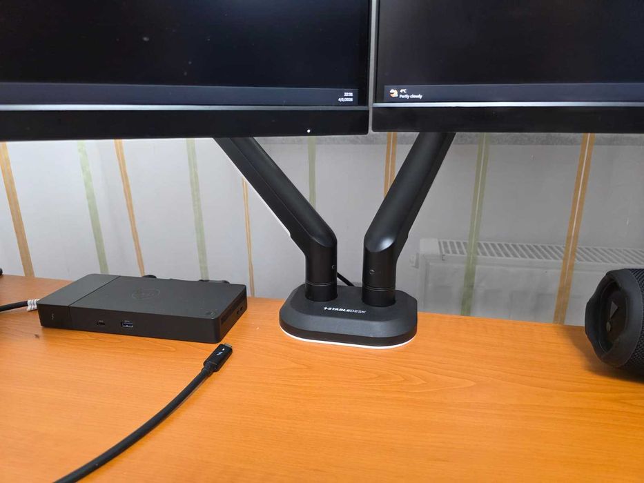 Set 2 monitoare Gigabyte M27Q 27” WQHD 170hz + stand dual StableDesk,