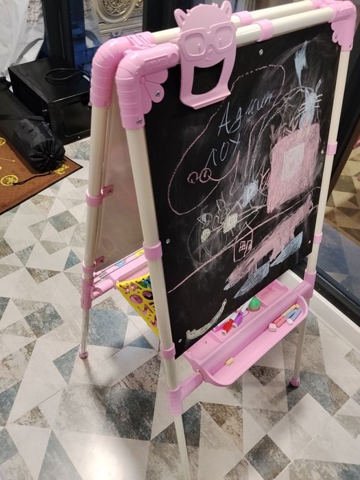 Пррдается детский мольберт, доска для рисования с мелом