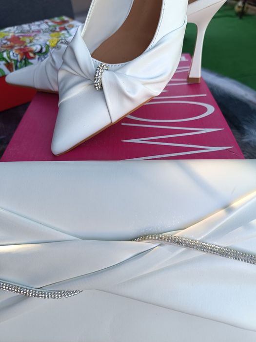 Комплект бели обувки и чанта