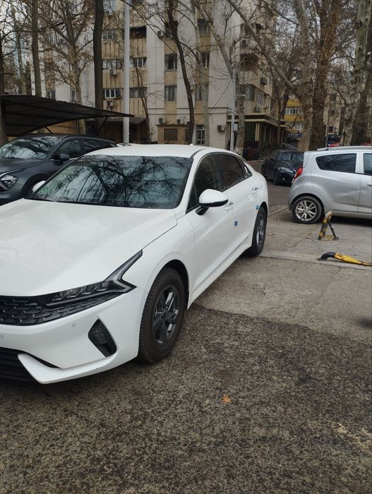 Kia K5 Prestige sotiladi.