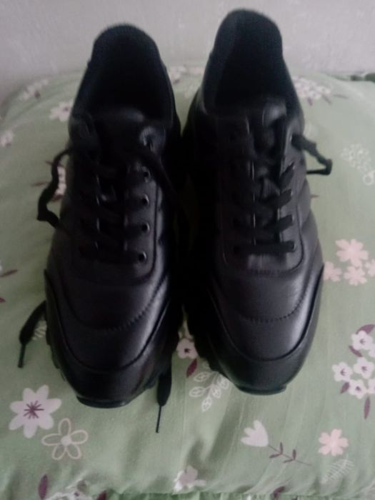 Кожаные кроссовки