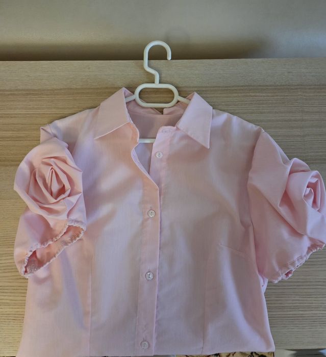 Италианска риза с роза на ръкава