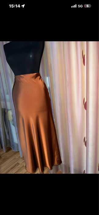 Fusta midi din satin