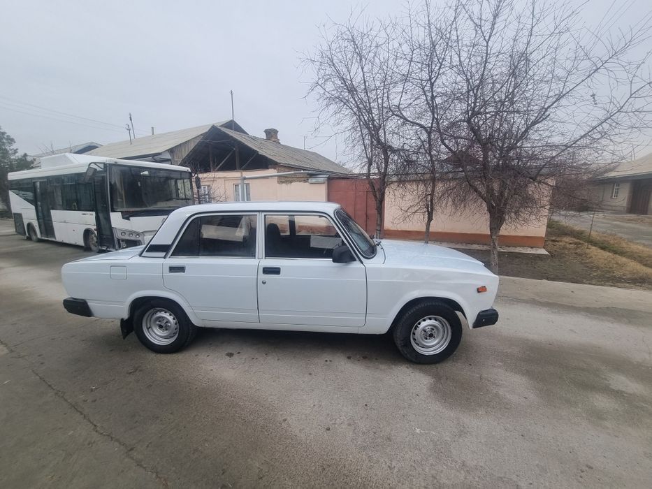 Vaz 2107 sotiladi