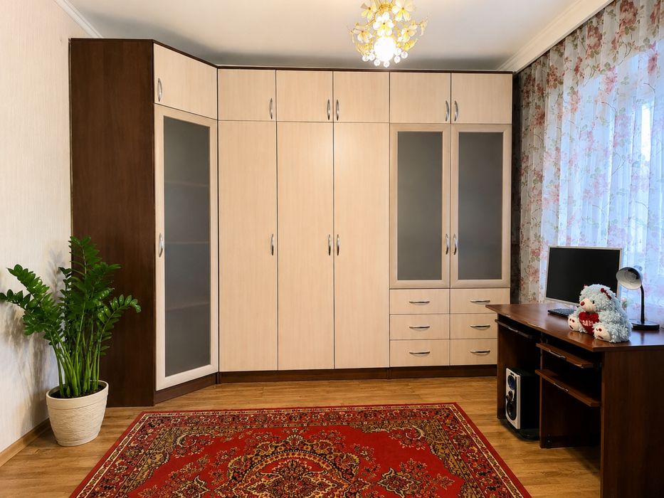 Продам добротный шкаф для гостинной или спальни