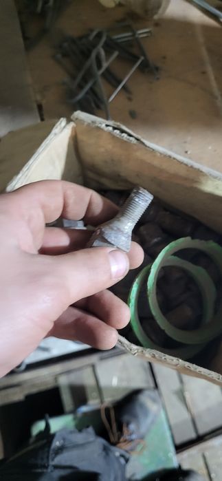 Продам болты  Пасат б5