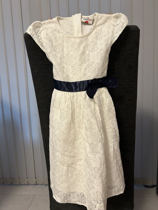 Бяла, дантелена рокля за повод