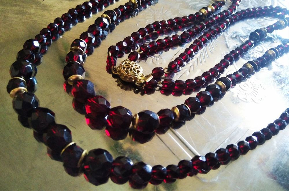 Чешские гранатовые бусы