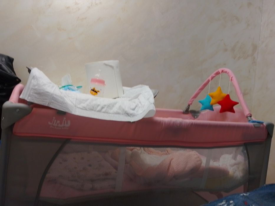Pătuț,bebe ,nou nouț ,nu ii place la fetiță pătuțul vrea sa stea cu noi in pat