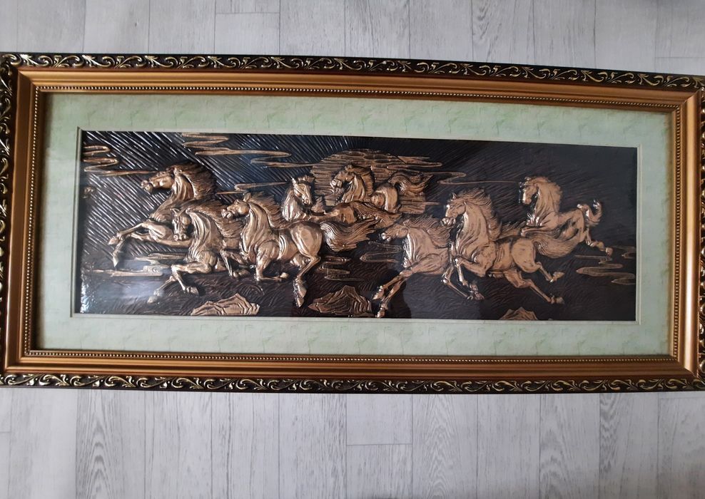 Картинка выполнена из металла.