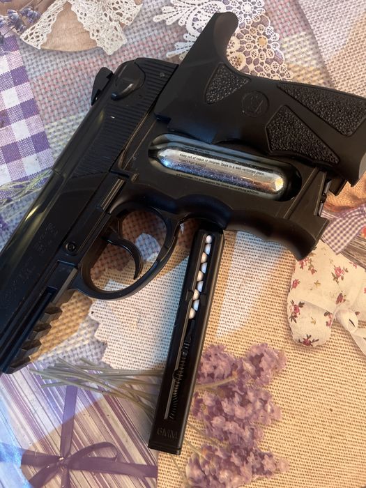 Pistol airsoft 5 jouli , 200 m/s