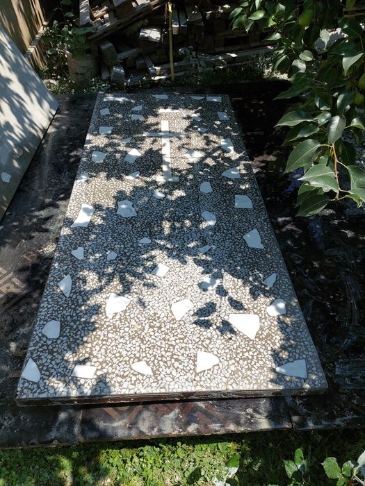 Cruci realizate din praf de marmură, mozaic de marmură, ciment alb.
