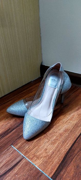 Ayollar tuflisi razmeri 40 kam kiyilgan