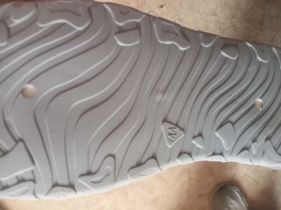 Продам новые кросовки