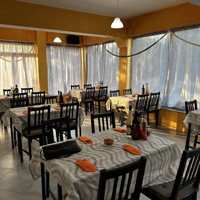 Дава се под наем Заведение в с. Добрина, Област Варна - 569 кв.м за 153 € - Снимка #10