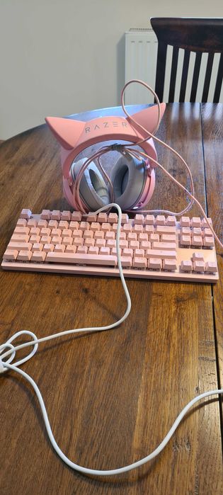 Casti Razer si tastatura roz.