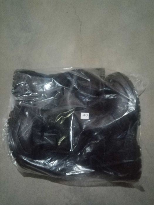 Сапоги специальные с металлическими носком.