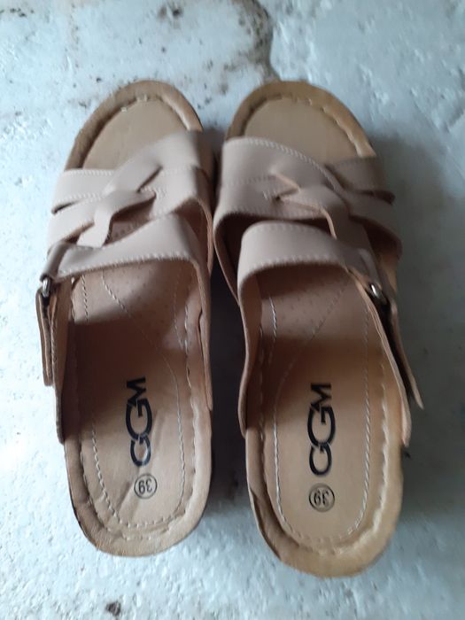 Vând foarte convenabil una pereche de sandale de dama numărul 39