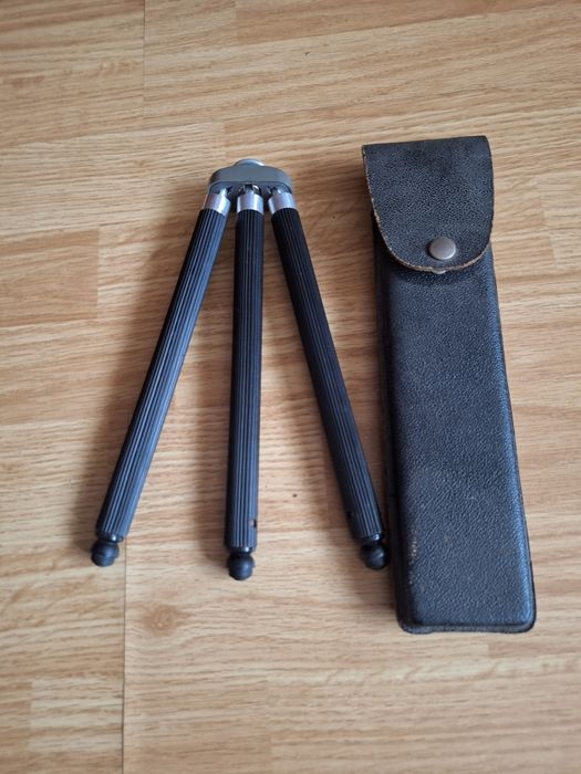 Trepied vechi pentru aparate foto