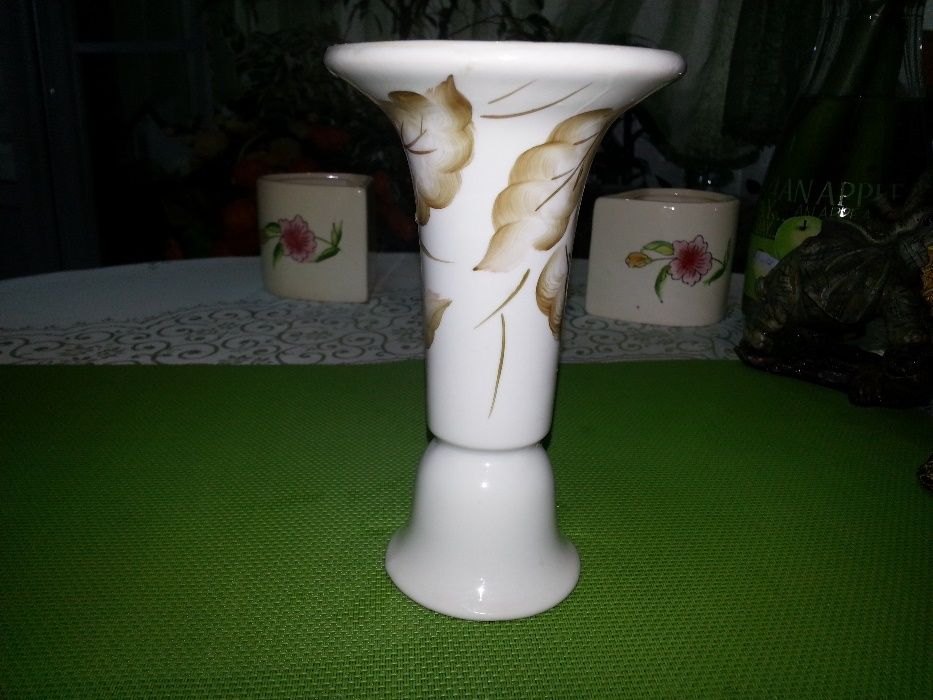 Поцеланови свещници и бижутерска кутия