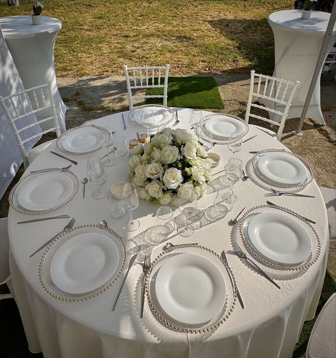 Inchiriem mese complet echipate pentru evenimente