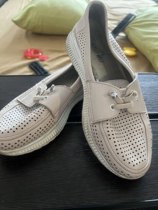 Отдам  бесплатно обувь