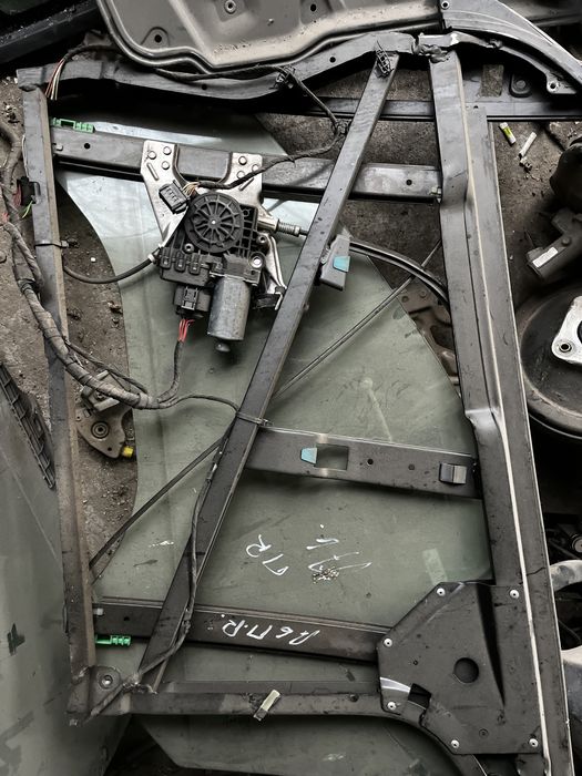 Боковое стекло машины