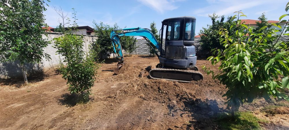 Închiriez miniexcavator cu picon